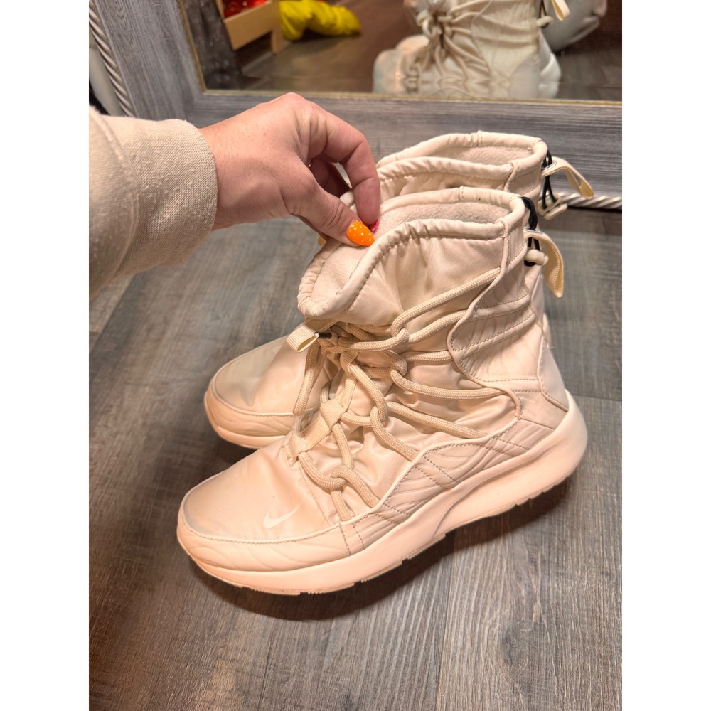 Nike Women's Tanjun High Rise sneaker boot 8.5